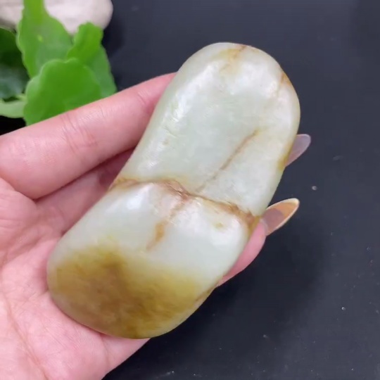 H30490644 Hetian Jade, total weight approx. 179.5g, undetermined skin color origin, contains other mineral components