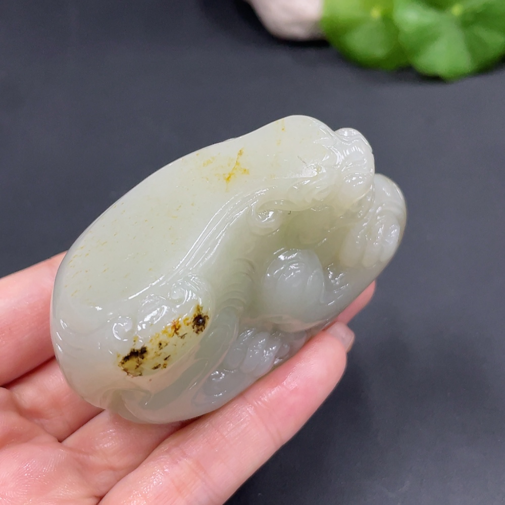 H23688258 Hetian Jade Seed Material Handheld Piece, Auspicious Beast, Total Weight Approx. 170g, Undetermined Skin Color Origin, Collection Card