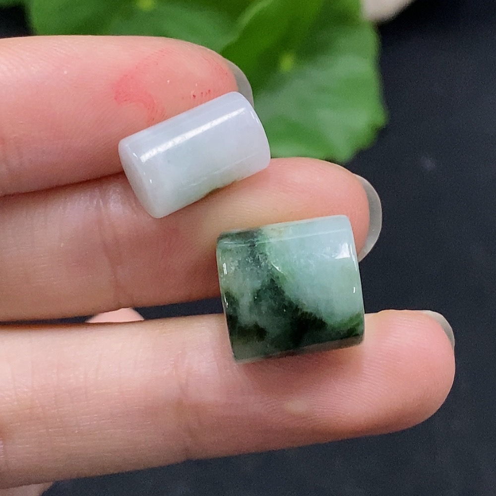 F32787717 Jadeite beads containing other mineral components
