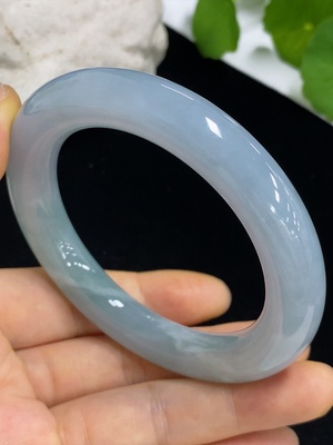 F42978073 翡翠圆条手镯 货品总重约71.6g  圈口56.6