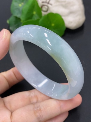 F46616316 翡翠正圈手镯 货品总重量约64.2克 圈口57