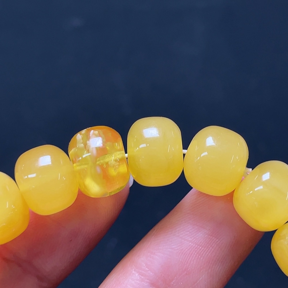 C31665658 Amber and Beeswax Bracelet, Total Weight Approximately 16.04g, Bead Size About 10.9mm