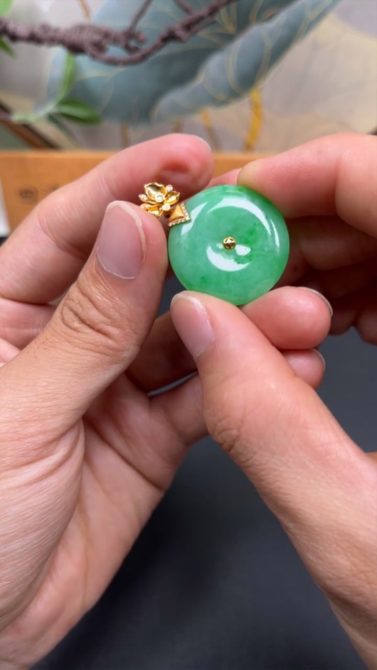 F31691202 JadeitePendant Peace Buckle 18k Gold Setting with Diamond, Total Weight Approx. 7.62g