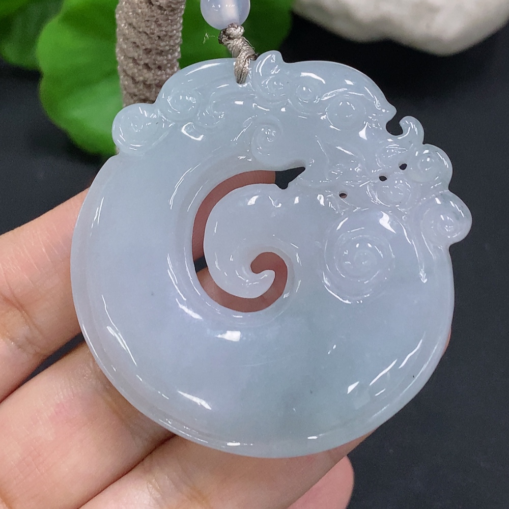 F31686127 Jadeitependant with a total weight of approximately 37.6g (accompanying beads non-A)