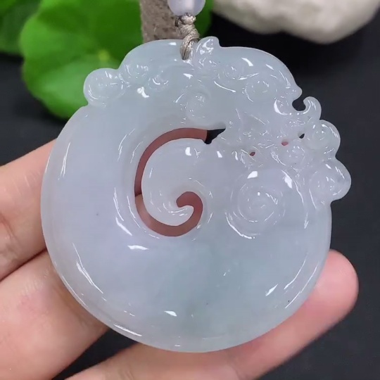 F31686127 Jadeitependant with a total weight of approximately 37.6g (accompanying beads non-A)