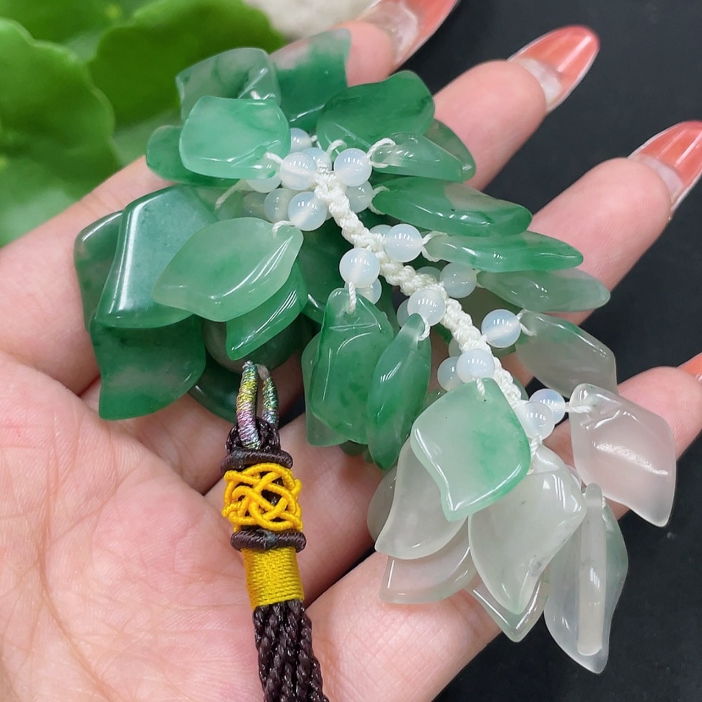 H35085563 African Emerald (Dulong Jade) Handheld Ornament