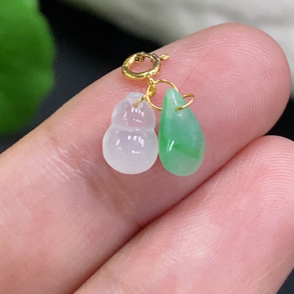 F31621451 Jadeite Pendant with 18K Gold Clasp, Total Weight Approx. 0.5g