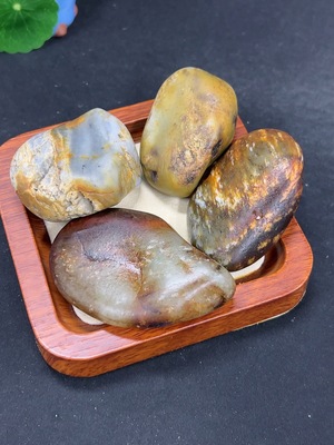 H41842800 和田玉 皮色成因未定 含其他矿物成分 货品总重约332.3g