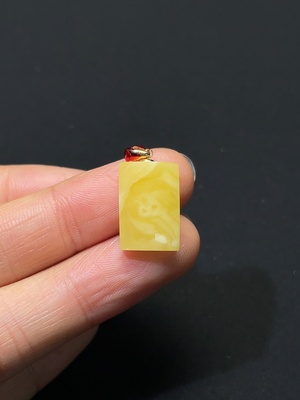 C46537793 琥珀蜜蜡吊坠 标红疑似镀金 其余18K金 货品总重约0.59克