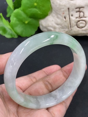 F46525225 翡翠正圈手镯 货品总重约64.5g 59.3圈口