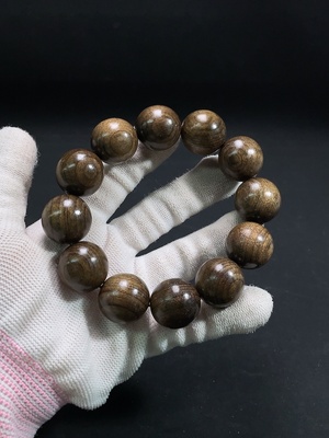 W34994158 Golden Silk Nanmu Bracelet