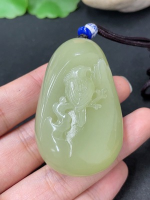 H46502626 和田玉挂件 喜上肩头 收藏证书  货品总重约（含绳）60.6g
