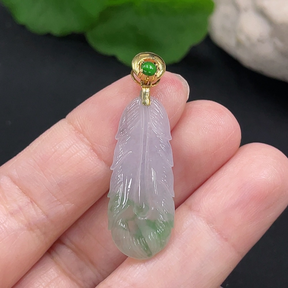 F27153368 Jadeite Feather Pendant with 18K Gold Clasp, Total Weight Approx. 2.2g