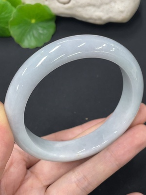 F41949377 翡翠正圈手镯 含有色抛光粉 货品总重约65.6g  圈口58.6