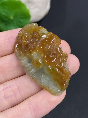 F41933490 翡翠三脚金蟾挂件 货品总重量约26.6克