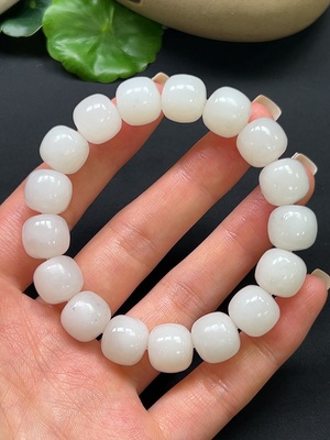 H46529644 和田玉手串 含其他矿物成分 卡12mm 总重约48.95g