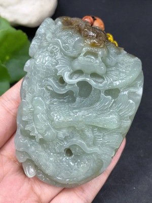 H31635441 Dragon Roaming the World