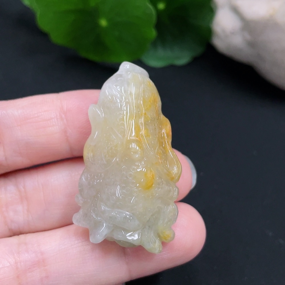 F31579804 Jadeite cabbage pendant with a total weight of approximately 18.4 grams (color origin undetermined)