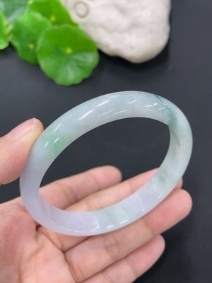 F41906092 翡翠贵妃手镯 圈口55.8/48.2mm 货品总约重32.5g
