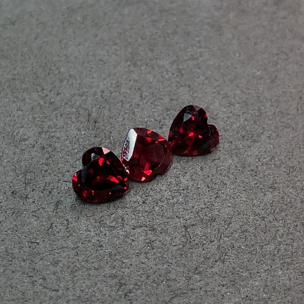 C32784984 Garnet Rough Stone Total Weight Approx. 6.315 Carats Sold as One Lot