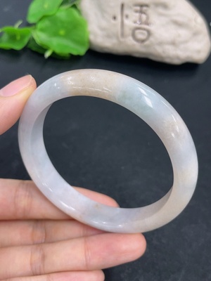 F44316472 翡翠正圈手镯  货品总重约50.7g  圈口58.4