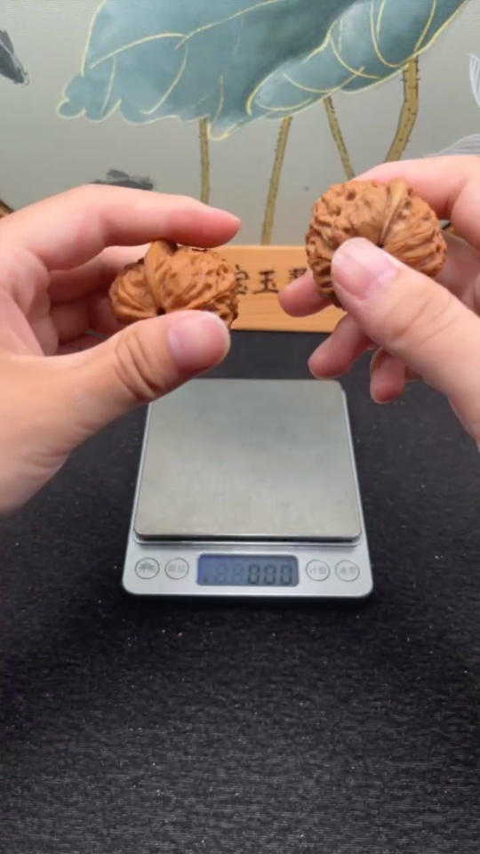 W34988121 Walnut Total weight approx. 35.92g Size approx. 39.4mm