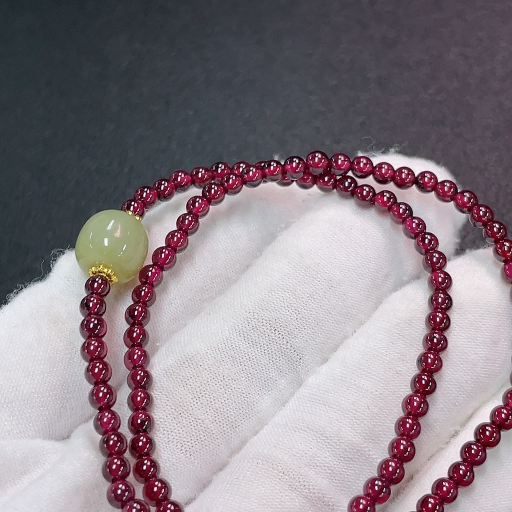 C32743687 Garnet bead chain with Hetian jade, non-gold, total weight approximately 11.08g, bead size about 3.5mm