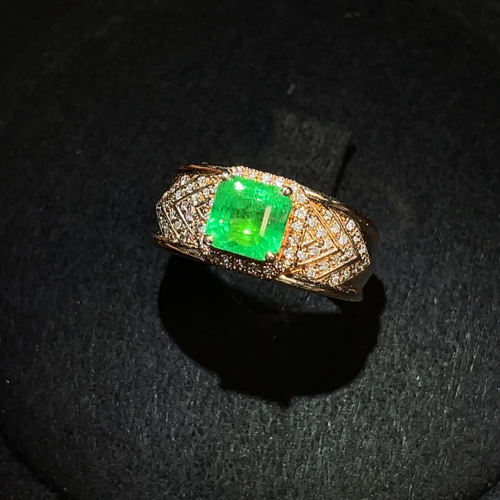 C32745421 18K Gold Emerald Ring Clarity Enhanced with Diamond Setting Total Weight Approx. 4.07g Size 12