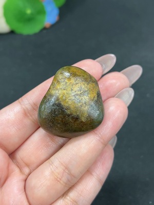 H41869738 和田玉 皮色成因未定 含其他矿物成分 货品总重约33.5g