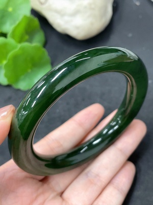 H40788785 和田玉圆条手镯   圈口60.1    货品总重约72.2g