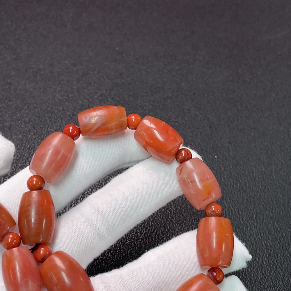 C35091873 Red Agate Bracelet with Visible Organic Matter, Total Weight Approximately 82.94g, Sell as a Lot