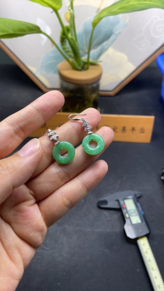 F34013417 Jadeite earrings pair 18K gold total weight approx. 4.5g (with diamond accents)