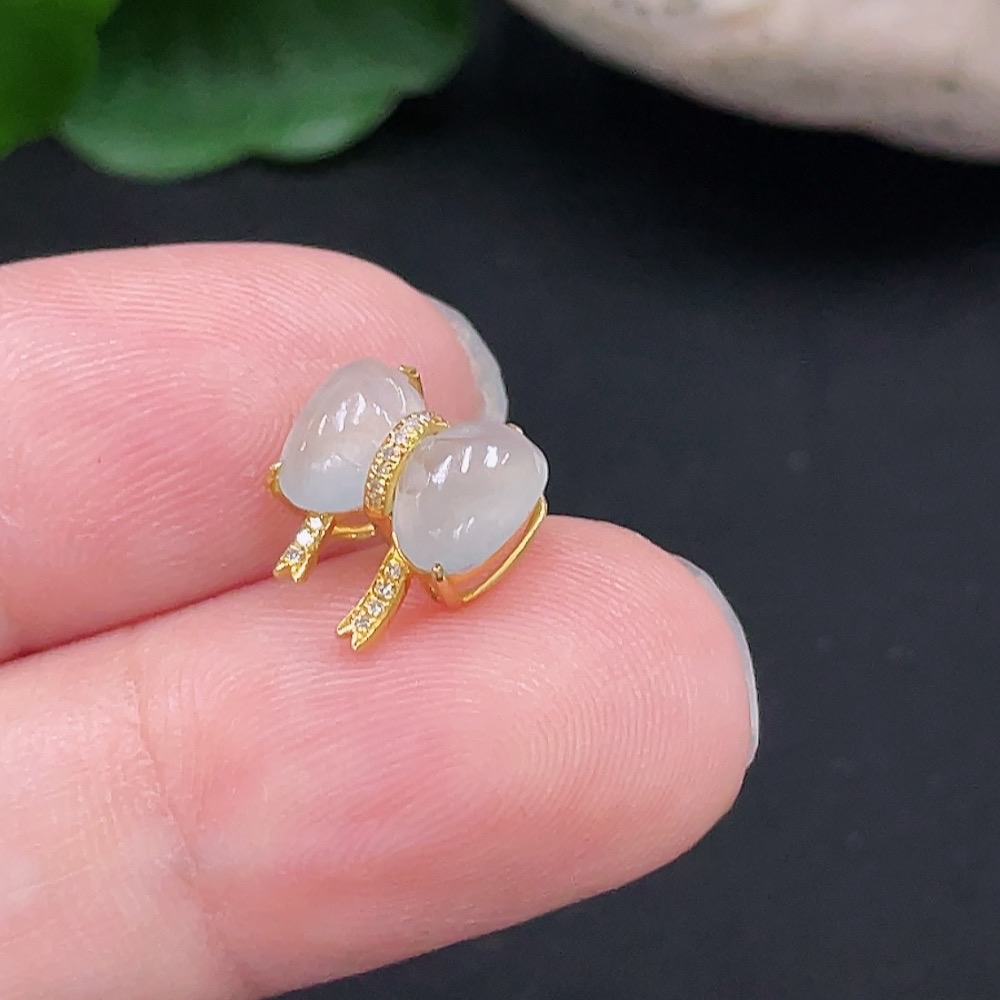 F34967236 Jadeite Pendant with 18K Gold Setting, Total Weight Approx. 0.7g (with Diamond Accents) (Cracked/Damaged)