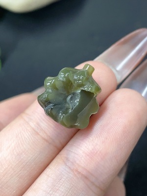 H39653738 阿拉善玛瑙散珠  含其他矿物成分  货品总重约1.7g  有缺损
