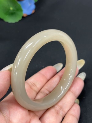 H42045480 和田玉正圈手镯 圈口58.3 货品总重约57.1g