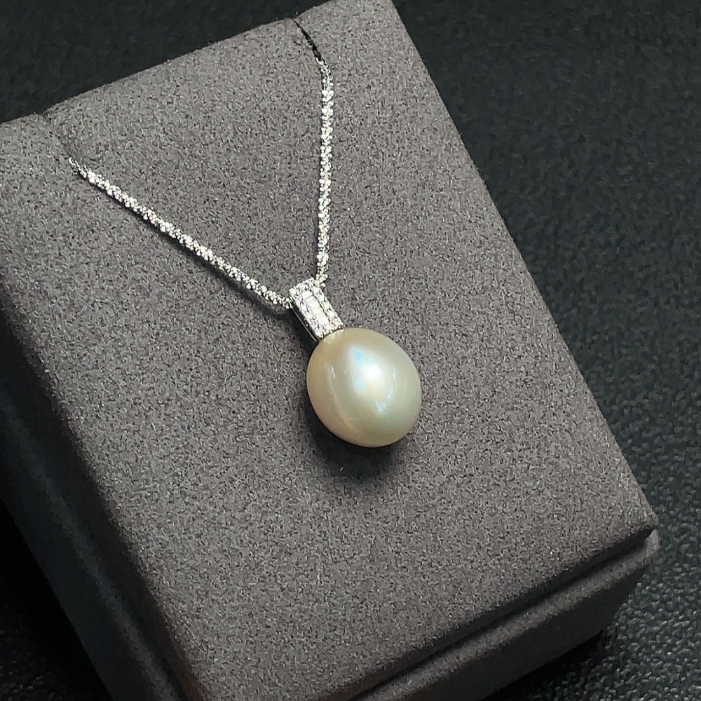 C30469377 Seawater Pearl Pendant with 18k Gold Chain and 18k Gold Pendant, Approximately 11.6mm, Total Weight About 4.91g, Set with Diamonds