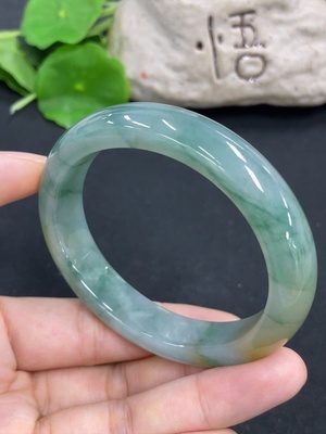 F46571636 翡翠贵妃手镯  货品总重约58.1g  圈口58.4/51