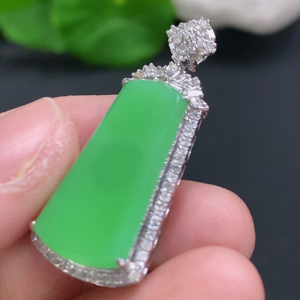 F33904548 Jadeite Plain Pendant with 18K Gold and Diamond Accents Total Weight Approx. 5.1g