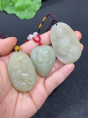 H42960967 和田玉挂件       货品总重约（含绳）79g    配珠非和田玉