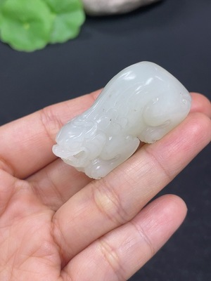 H42954318 和田玉挂件    貔貅 皮色成因未定  货品总重约25g