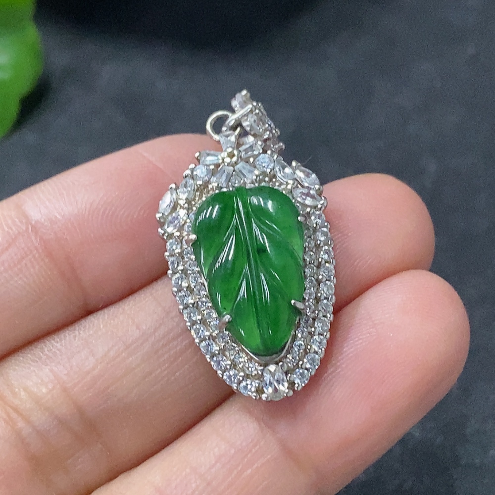 F33913392 Jadeite Inlaid Leaf Pendant Non-Gold Total Weight Approx. 3.8g