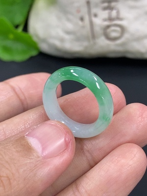 F42952812 翡翠指环 货品总重约3.1g  9.5圈口