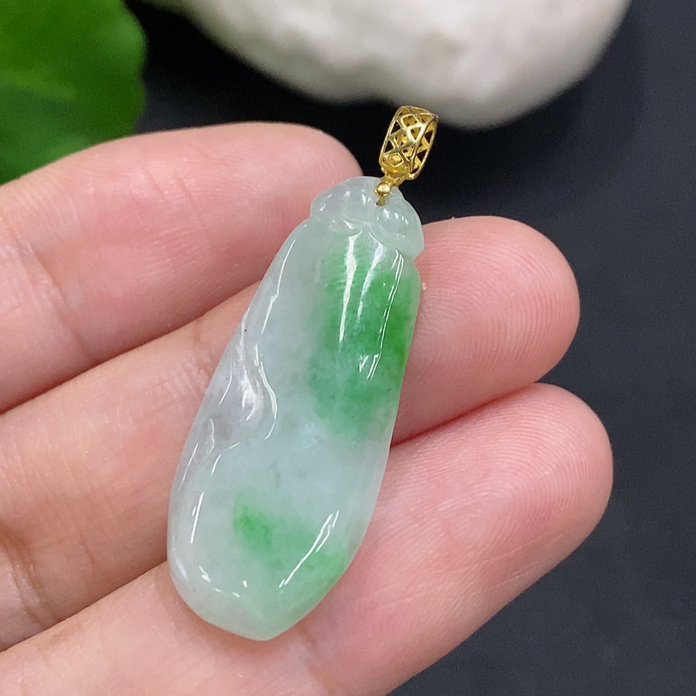 F34022279 Jadeite Auspicious Melon Pendant with 18K Gold Clasp, Total Weight Approximately 3.4g