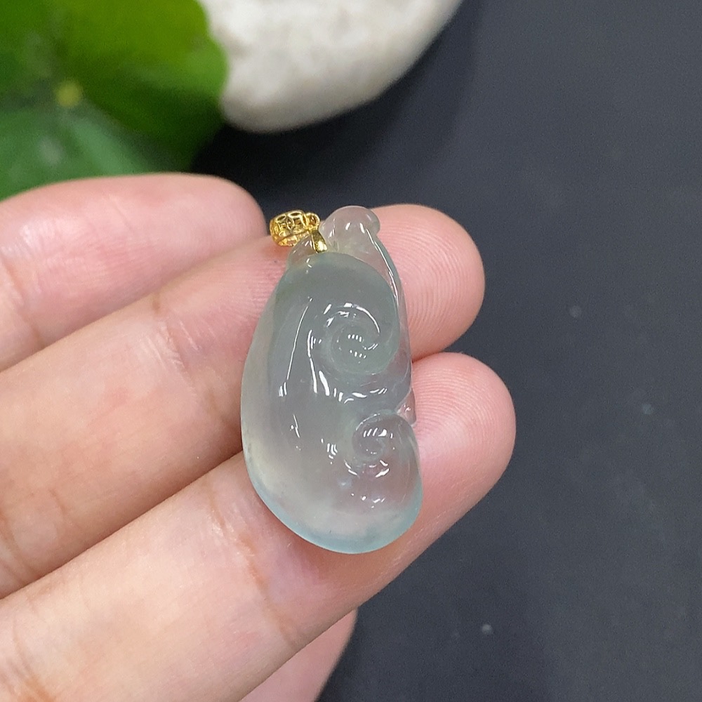 F19094840 Jadeite Ruyi Pendant with 18K Gold Clasp, Total Weight 3.848g