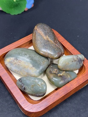 H41811306 和田玉 皮色成因未定 含其他矿物成分 货品总重约203.5g