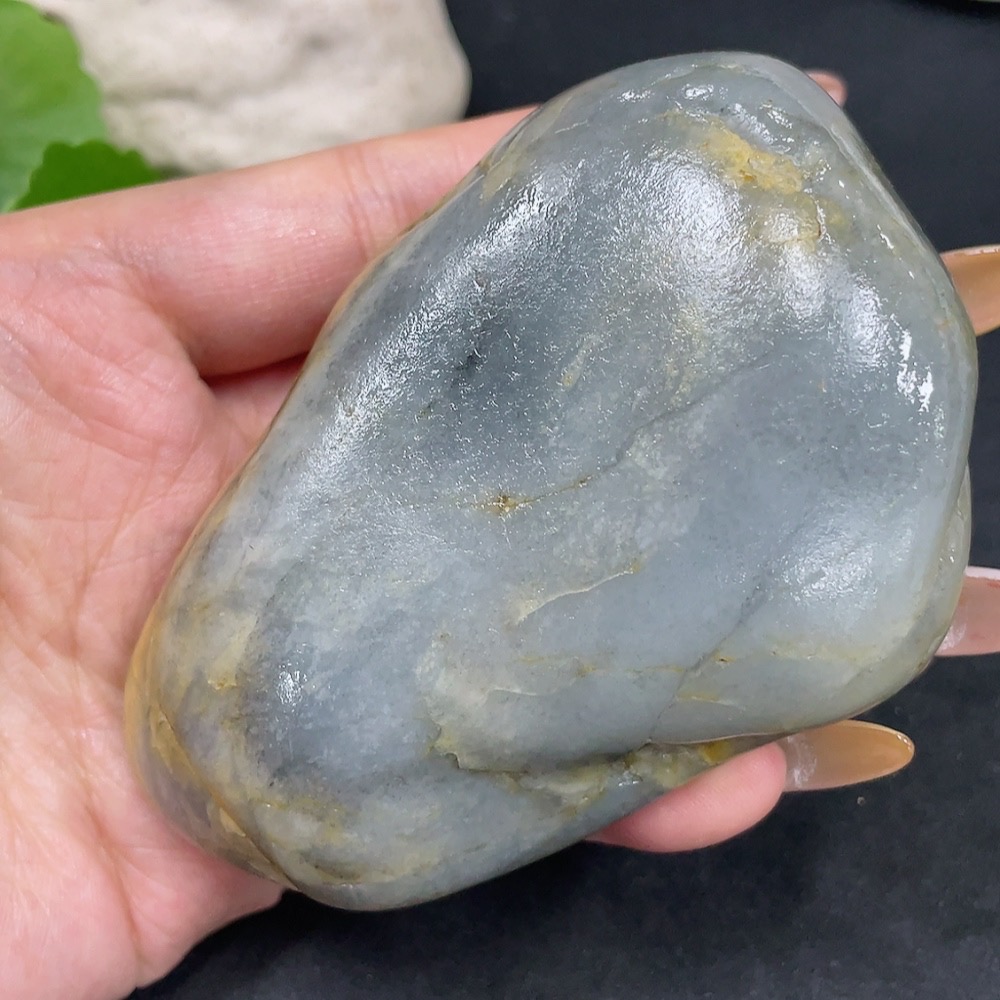 H32706212 Hetian Jade with undetermined skin color origin, containing other mineral components, total weight approximately 291.5g
