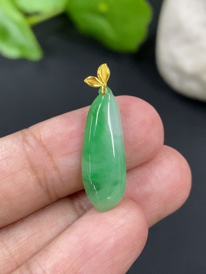 F46597828 翡翠福瓜挂件 货品总重约1g 18k金扣头