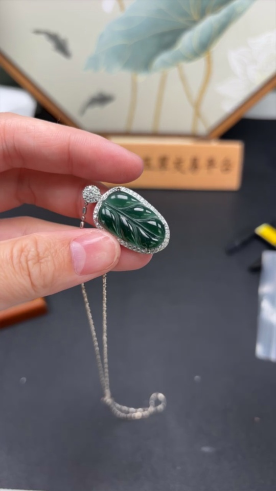 F33912505 Jadeite Inlaid Leaf Pendant Non-Gold Total Weight Approx. 8.65g Including Chain