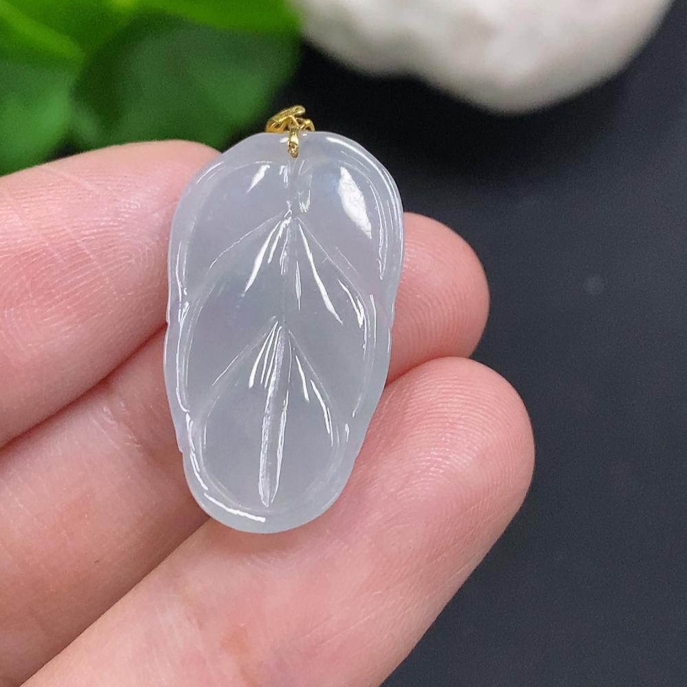 F35106529 Jadeite Leaf Pendant with 18K Gold Clasp, Total Weight Approximately 2.6g