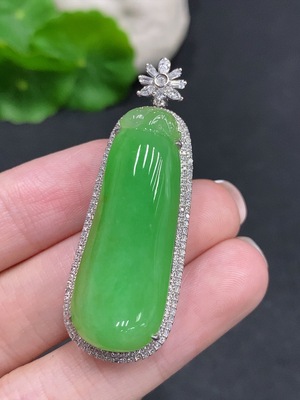 F34034787 Jadeite Auspicious Melon Pendant with 18K Gold Setting, Total Weight Approx. 15.1g (Diamond Accents)